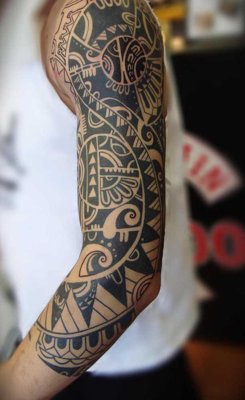  Tatouage maori, polynésien sur tout le bras